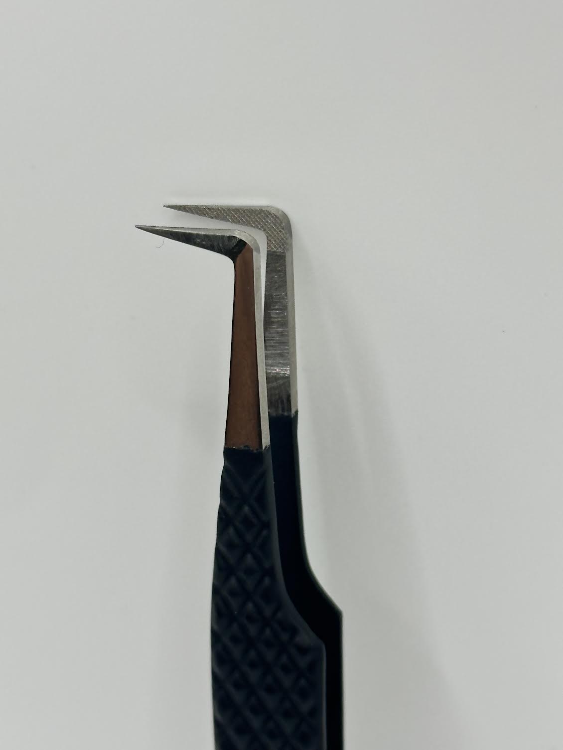 Darlings 90-Degree Tweezer